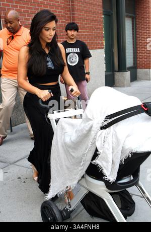 28. Juni 2014 - New York, NY, Vereinigte Staaten - ACEPIXS.COM....June 28 2914, New York City....Kim Kardashian verlässt ihre Wohnung in Soho mit ihrer Tochter North West am 28. Juni 2014 in New York City (Credit Image: © Nancy Rivera/Ace Pictures/ZUMAPRESS.com) Stockfoto
