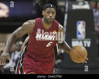 15. Juli 2014 – Oklahoma City, Oklahoma, USA – LeBron James kehrt nach Cleveland zurück. DATEIFOTO: LeBron James #6 der Miami Heat während ihres Spiels gegen die San Antonio Spurs im dritten Spiel der NBA Finals 2013 am Dienstag, den 11. Juni 2013 im AT&T Center in San Antonio, Texas. (Bild: © Prensa Internacional/ZUMA Wire) Stockfoto