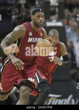 15. Juli 2014 – Oklahoma City, Oklahoma, USA – LeBron James kehrt nach Cleveland zurück. DATEIFOTO: LeBron James #6 der Miami Heat während ihres Spiels gegen die San Antonio Spurs im dritten Spiel der NBA Finals 2013 am Dienstag, den 11. Juni 2013 im AT&T Center in San Antonio, Texas. (Bild: © Prensa Internacional/ZUMA Wire) Stockfoto