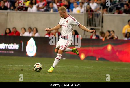6. August 2014 - Houston, Texas, Vereinigte Staaten von Amerika - 06. August 2014: Der Mailänder Verteidiger Ignazio Abate #20 schlägt den Ball beim internationalen Freundschaftsspiel zwischen AC Milan und CD Chivas Guadalajara vom NRG Stadium in Houston, Texas. (Bild: © Erik Williams/Cal Sport Media/ZUMAPRESS.com) Stockfoto