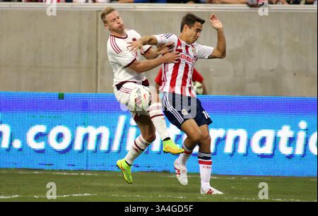 6. August 2014 - Houston, Texas, Vereinigte Staaten von Amerika - 06. August 2014: A.C. Mailänder Verteidiger Ignazio Abate #20 (links) und CD Chivas Guadalajara Verteidiger Gerardo Rodriguez #16 kämpfen um den Ballbesitz während des internationalen Freundschaftsspiels zwischen AC Mailand und CD Chivas Guadalajara aus dem NRG-Stadion in Houston, TX. (Bild: © Erik Williams/Cal Sport Media/ZUMAPRESS.com) Stockfoto