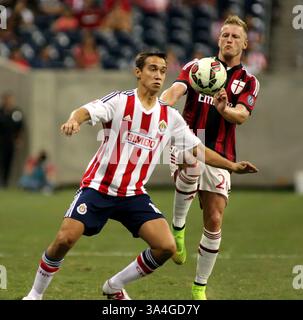 6. August 2014 - Houston, Texas, Vereinigte Staaten von Amerika - 06. August 2014: CD Chivas Guadalajara-Verteidiger Gerardo Rodriguez #16 und A.C. Mailänder Verteidiger Ignazio Abate #20 kämpfen um den Besitz eines Balls während des internationalen Freundschaftsspiels zwischen AC Mailand und CD Chivas Guadalajara aus dem NRG-Stadion in Houston, TX. (Bild: © Erik Williams/Cal Sport Media/ZUMAPRESS.com) Stockfoto