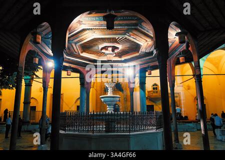 Holzbrunnen im Innenhof der Moschee Gazi Husrev-Beg in Sarajevo bei Nacht, Bosnien und Herzegowina Stockfoto
