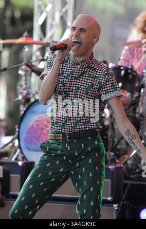 15. August 2014 - New York, New York, USA - Leadsänger TYLER GLENN von „Neon Trees“ in der Show NBC Today. (Foto: © John Barrett/Globe Photos/ZUMA Wire) Stockfoto