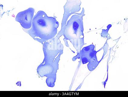 Abstrakte, weiche blaue Flecken werden chaotisch auf weißem Hintergrund verschüttet. Unschärfe. Die Sättigung ist unterschiedlich. Tropfen, Linien. Verschiedene Farbtöne o Stockfoto