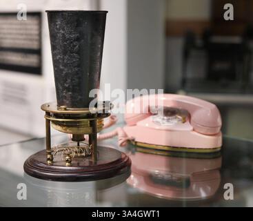 4. September 2014 - Wilmington, DE, USA - im Business History & Technology Museum in Wilmington, Delf., der Bell Liquid Transmitter, nur einer von sieben für die Philadelphia Centennial 1876. Eine Schnitzerei im Holzsockel trägt Dr. Alexander Graham Bell und daneben befindet sich ein Drehtelefon der Prinzessin, das zwischen 1959 und 83 hergestellt wurde. (Bild: © Michael S. Wirtz/MCT/ZUMA Wire) Stockfoto