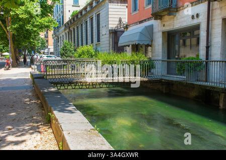 Der Roggia di Udine Kanal, der durch Udine in Friaul-Julisch Venetien fließt, Nordostitalien. Einer von zwei historischen künstlichen Kanälen Stockfoto