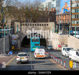 Fahrzeugverkehr auf den Straßen des Queensway Mersey Tunnels im Stadtzentrum von Liverpool, Merseyside, England, Großbritannien Stockfoto