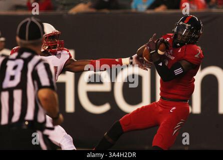 September 2014 - Cincinnati, Ohio, USA S - Cincinnati Bearcats Wide Receiver Mekale McKay (2) zieht im ersten Spielquartal einen Touchdown herunter, um das Spiel über Miami (Oh) Redhawks zu sichern. Am Samstag, Den 20. September 2014. (Bild: © Ernest Coleman/ZUMA Wire) Stockfoto
