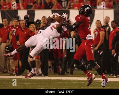 September 2014 - Cincinnati, Ohio, USA S - Miami (Oh) Redhawks Defensive Back Quinten Rollins (2) Nehmen Sie einen Pass weg von Cincinnati Bearcats Wide Receiver Mekale McKay (2). Im ersten Spielquartal am Samstag, den 20. September 2014. Während des Spiels im Paul Brown Stadium. (Bild: © Ernest Coleman/ZUMA Wire) Stockfoto