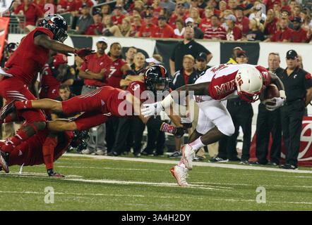 September 2014 - Cincinnati, Ohio, USA S - Miami (Oh) Redhawks Running Back Paul Moses (36) zieht sich von *Cincinnati Bearcats Cornerback Grant Coleman (13) weg, als er den Ball für einen Touchdown im Spiel nimmt, während Miami (Oh) Redhawks eine 14:7-Führung übernimmt. Am Samstag, Den 20. September 2014. (Bild: © Ernest Coleman/ZUMA Wire) Stockfoto