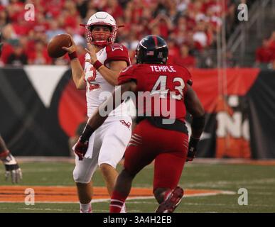 September 2014 - Cincinnati, Ohio, USA S - DUPLIKAT***Miami (Oh) Redhawks Quarterback Andrew Hendrix (12) wurde eingerichtet, um Cincinnati Bearcats Linebacker Nick Temple (43) zu überwerfen. Im ersten Viertel des Spiels. Am Samstag, 20. September ,2014 (Foto: © Ernest Coleman/ZUMA Wire) Stockfoto