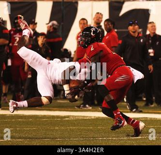 September 2014 - Cincinnati, Ohio, USA S - Miami (Oh) Redhawks Defensive Back Quinten Rollins (2) Nehmen Sie einen Pass weg von Cincinnati Bearcats Wide Receiver Mekale McKay (2). Im ersten Spielquartal am Samstag, den 20. September 2014. Während des Spiels im Paul Brown Stadium. (Bild: © Ernest Coleman/ZUMA Wire) Stockfoto