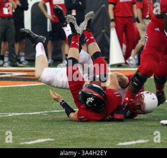 September 2014 - Cincinnati, Ohio, USA S - Miami (Oh) Redhawks Defensive Lineman Bryson Albright (95) besiegt Cincinnati Bearcats Quarterback Gunner Kiel (11) im ersten Spielquartal. Am Samstag, Den 20. September 2014. (Bild: © Ernest Coleman/ZUMA Wire) Stockfoto