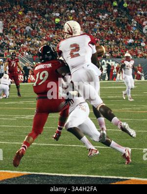 September 2014 - Cincinnati, Ohio, USA S - Miami (Oh) Redhawks Defensive Back Quinten Rollins (2) Halten Sie Cincinnati Bearcats Cincinnati Bearcats Wide Receiver Shaq Washington (19), um einen Pass auf das Spiel zu erhalten. Im zweiten Viertel des Spiels. Am Samstag, den 20. September 2014, im Pul Brown Stadium. (Bild: © Ernest Coleman/ZUMA Wire) Stockfoto