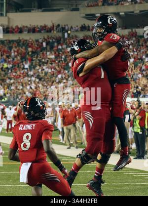 September 2014 - Cincinnati, Ohio, USA S - Cincinnati Bearcats Quarterback-KANONE KIEL (11) und Cincinnati Bearcats Wide Receiver CHRIS MOORE (15) feiern den Start-Ahead-Auftakt im zweiten Quartal des Spiels, als UC am Samstag im Paul Brown Stadium eine 14:10-Führung übernimmt. (Bild: © Ernest Coleman/ZUMA Wire) Stockfoto