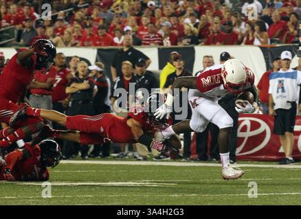 September 2014 - Cincinnati, Ohio, USA S - Miami (Oh) Redhawks Running Back PAUL MOSES (36) zieht sich von Cincinnati Bearcats Cornerback GRANT COLEMAN (13) ab, als er den Ball für einen Touchdown im Spiel nimmt, während Miami (Oh) Redhawks am Samstag 14 zu 7 in Führung nimmt. Cincinnati besiegt Miami von Ohio 31-24. (Bild: © Ernest Coleman/ZUMA Wire) Stockfoto