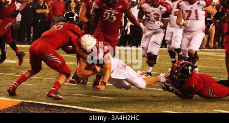 September 2014 - Cincinnati, Ohio, USA S - DUPLIKAT***Miami (Oh) Redhawks Quarterback Andrew Hendrix (12) Fallschuss der Torlinie gegen Ende des Spiels. Als er von Cincinnati Bearcats Wide Receiver Shaq Washington (19) und DUPLIKAT***Cincinnati Bearcats Linebacker Jeff Luc (1) gestoppt wird. Im vierten Viertel des Spiels. Die Bearcats gewinnen 31 zu 24. Am Samstag, den 20. September 2014. (Bild: © Ernest Coleman/ZUMA Wire) Stockfoto