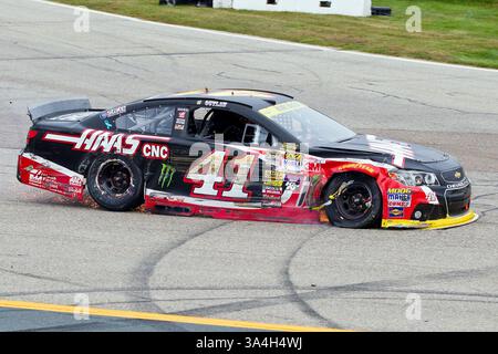 21. September 2014 – Loudon, New Hampshire, USA – 21. September 2014: Kurt Busch (41), Fahrer der Sprint-Cup-Serie, fährt in die Boxengasse, als sein rechter Vorderreifen klemmt, was zu Funken beim Sylvania 300 auf dem New Hampshire Motor Speedway führt. Anthony Nesmith/CSM(Bild: © Anthony Nesmith/Cal Sport Media/ZUMAPRESS.com) Stockfoto