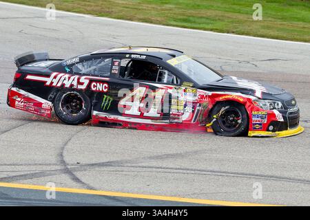 21. September 2014 – Loudon, New Hampshire, USA – 21. September 2014: Kurt Busch (41), Fahrer der Sprint-Cup-Serie, fährt in die Boxengasse, als sein rechter Vorderreifen klemmt, was zu Funken beim Sylvania 300 auf dem New Hampshire Motor Speedway führt. Anthony Nesmith/CSM(Bild: © Anthony Nesmith/Cal Sport Media/ZUMAPRESS.com) Stockfoto