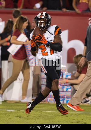 27. SEPTEMBER 2014 Los Angeles, KALIFORNIEN Oregon State Cornerback (27) Naji Patrick wärmt sich vor einem Pac-12-Konferenzspiel zwischen den Oregon State Beavers und den USC Trojans auf Platz 18 im Los Angeles Memorial Coliseum auf. USC besiegte die Oregon State Beavers 35-10..(Pflichtgutschrift: Juan Lainez / MarinMedia / Cal Sport Media)(Bild: © Juan Lainez / Marinmedia / CSM/Cal Sport Media/ZUMAPRESS.com) Stockfoto