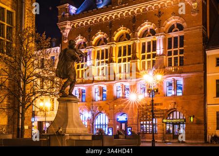 Unter einem sternenklaren Himmel steht der Flößerbrunnen stolz, dessen Statuette den Charme des historischen Platzes von Torun unterstreicht. Stockfoto