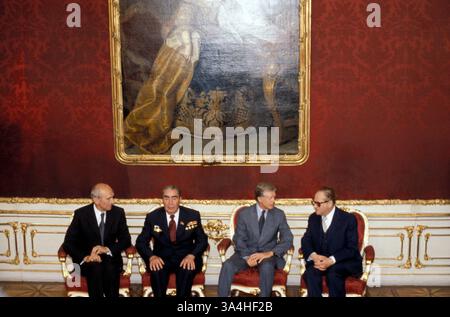 16. Juni 1979; Wien, ÖSTERREICH; US-Präsident JIMMY CARTER und Generalsekretär der Sowjetunion LEONID BRESCHNEW während des Abkommens über strategische Rüstungsbegrenzung (SALT II) auf einer Konferenz in Wien. Stockfoto