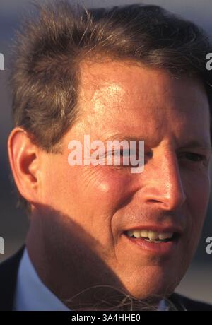 Oktober 1997; Los Angeles, CA, USA; Vice President AL GORE am Los Angeles International Airport. Stockfoto