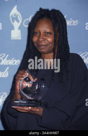 Januar 1998; Los Angeles, CA, USA; Schauspielerin WHOOPI GOLDBERG bei den 24. People's Choice Awards. Stockfoto