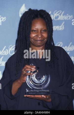 Januar 1998; Los Angeles, CA, USA; Schauspielerin WHOOPI GOLDBERG bei den 24. People's Choice Awards. Stockfoto