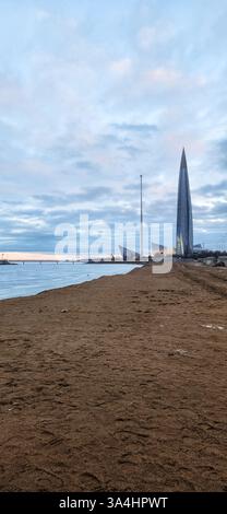 Sankt Petersburg, Russland - 19. März 2025: Fantastische Winterlandschaft bei Sonnenaufgang. Moderner Wolkenkratzer Lakhta Zentrum von St. Petersburg. Vertikales Foto Stockfoto