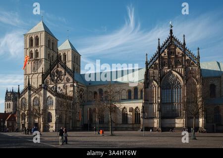 Münster, Deutschland - 2. März 2025: Sonniger Außenblick auf St.-Paulus-Dom, Domplatz Münster und Münster in Münster. Stockfoto