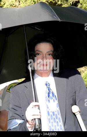 4. Dezember 2002 - Santa Maria, Kalifornien, USA - MICHAEL JACKSON. AM GERICHT FÜR SEINE TRIAL - SANTA MARIA. SANTA MARIA, CA. 4. DEZEMBER 2002. NINA PROMMER / 2002 K27170NP * (Kredit-Bild: © Globe Photos/ZUMAPRESS.com) Stockfoto
