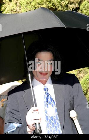 4. Dezember 2002 - Santa Maria, Kalifornien, USA - MICHAEL JACKSON. AM GERICHT FÜR SEINE TRIAL - SANTA MARIA. SANTA MARIA, CA. 4. DEZEMBER 2002. NINA PROMMER / 2002 K27170NP * (Kredit-Bild: © Globe Photos/ZUMAPRESS.com) Stockfoto