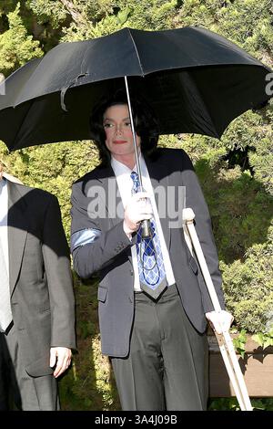 4. Dezember 2002 - Santa Maria, Kalifornien, USA - MICHAEL JACKSON. AM GERICHT FÜR SEINE TRIAL - SANTA MARIA. SANTA MARIA, CA. 4. DEZEMBER 2002. NINA PROMMER / 2002 K27170NP * (Kredit-Bild: © Globe Photos/ZUMAPRESS.com) Stockfoto