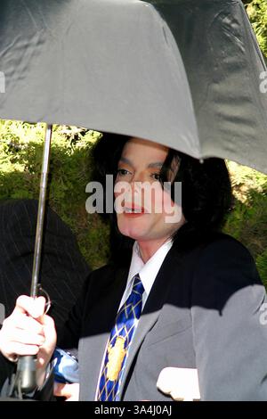 4. Dezember 2002 - Santa Maria, Kalifornien, USA - MICHAEL JACKSON. AM GERICHT FÜR SEINE TRIAL - SANTA MARIA. SANTA MARIA, CA. 4. DEZEMBER 2002. NINA PROMMER / 2002 K27170NP * (Kredit-Bild: © Globe Photos/ZUMAPRESS.com) Stockfoto