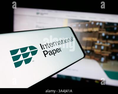 Deutschland. Januar 2025. In dieser Abbildung ist ein Smartphone mit dem Logo der American Business International Paper Company auf dem Bildschirm vor der Website zu sehen. (Foto von Timon Schneider/SOPA Images/SIPA USA) *** ausschließlich für redaktionelle Nachrichten *** Credit: SIPA USA/Alamy Live News Stockfoto