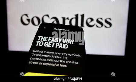 Deutschland. Januar 2025. In dieser Abbildung ist ein Mobiltelefon mit der Website des französischen Fintech-Unternehmens GoCardless SAS auf dem Bildschirm vor dem Business-Logo zu sehen. (Foto von Timon Schneider/SOPA Images/SIPA USA) *** ausschließlich für redaktionelle Nachrichten *** Credit: SIPA USA/Alamy Live News Stockfoto