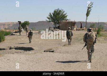 13. Juni 2004; Al Anbar, Irak; Marines der 1st Force Reconnaissance Company, 1st Marine Expeditionary Force, aus Camp Pendleton, Kalifornien, patrouillieren durch die irakische Landschaft und durch leicht besiedelte Gebiete, um mit lokalen Irakern zu sprechen, 13. Juni, in der Provinz Al Anbar. Die Mission der Marines ist es, herauszufinden, was die Sorgen der Einheimischen sind, und nach versteckten Waffenzwischenräumen zu suchen. Stockfoto