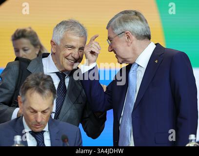 Costa Navarino, Griechenland. März 2025. Präsident des Internationalen Olympischen Komitees (IOC) Thomas Bach (R) spricht mit dem Kandidaten für die Präsidentschaft des Internationalen Olympischen Komitees (IOC) Juan Antonio Samaranch Junior vor der 144. Sitzung des Internationalen Olympischen Komitees (IOC) in Costa Navarino, Athen, Griechenland, 19. März 2025. Quelle: Cao Can/Xinhua/Alamy Live News Stockfoto