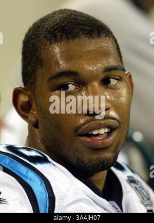 August 2004; Charlotte, NC, USA; Carolina Panthers Defensive beenden JULIUS PEPPERS in der Vorsaison im Bank of America Stadium Stockfoto