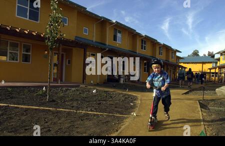 November 2005; Pleasant Hill, CA, USA; bei einem Open House in der Cohousing Community fährt der vierjährige Paul Ramstad seinen Roller im Gemeinschaftsbereich der energieeffizienten Entwicklung mit 32 Einheiten Samstag, 17. November 2001 in Pleasant Hill, Kalifornien Bis auf fünf der Familien werden alle in die Kondomen gebracht, die zusätzliche Isolierung, tiefere Überhänge, strahlende Wärme, ein gemeinsames Haus und Decks aus recyceltem Kunststoff aufweisen. Obligatorischer Credit: Foto von Susan Pollard/Contra Costa Times/ZUMA Press. (©) Copyright 2005 by Susan Pollard/Contra Costa Times Stockfoto