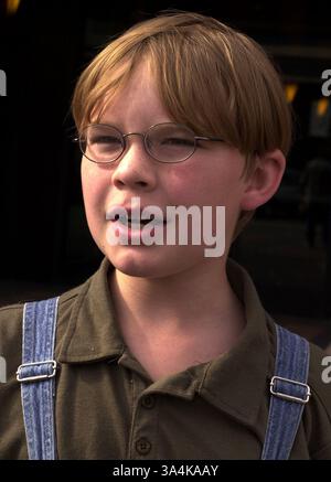 November 2005; Pleasant Hill, CA, USA; Kinder jeden Alters kamen heraus, um den neuen Film „Harry Potter und der Zauberstein“ zu sehen, darunter David Michmerhuizen, cq 11, ein fünfter Schulklässler von der Indian Valley School in Walnut Creek, der zu einer 8:25 Uhr Show in den neuen Century 16 Theaters in Pleasant Hill, Kalifornien, ging Freitag, 16. November 2001 obligatorische Gutschrift: Foto: Susan Pollard/Contra Costa Times/ZUMA Press. (©) Copyright 2005 by Susan Pollard/Contra Costa Times Stockfoto