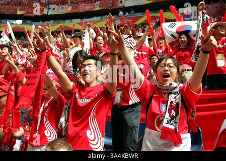 14. Juni 2006 - WM, Frankfurt am Main - K48286. KOREA GEGEN TOGO. WM-STADION, FRANKFURT AM MAIN, DEUTSCHLAND. 13.06.2006. STEWART KENDALL - - 2006.KOREA REPUBLIK FANS. (Kredit-Bild: © Globe Photos/ZUMAPRESS.com) Stockfoto