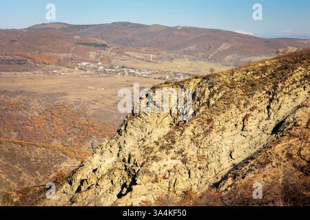 Felsige Klippen in der Nähe des Dorfes Tsodoreti und des Lisi-Sees in Tiflis, Georgien, an einem sonnigen Herbsttag erfasst. Eine atemberaubende Landschaft mit rauem Gelände Stockfoto