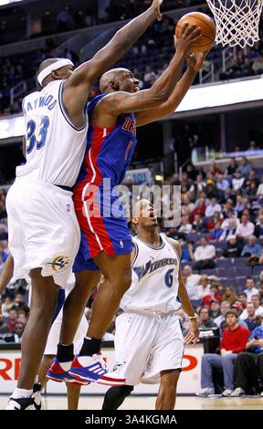 2. Januar 2008 - Detroit Pistons Chauncey Billups (1) trifft vor Washington Wizards Brendan Haywood (33) während ihres Spiels im Verizon Center in Washington, D.C. am Mittwochabend, 2. Januar, 2008. (Harry E. Walker/MCT) (Bild: © PHOTOGNOSOURCE/MCT/ZUMAPRESS.com) Stockfoto
