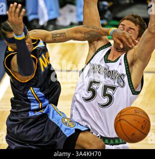4. Februar 2008: Allen Iverson von Denver Nuggets übergab am Freitag, 4. Januar 2008, eine Hand an das Gesicht von Minnesota Timberwolves Marko Jaric, als Iverson zum Korb im Target Center in Minneapolis, Minnesota, fuhr. (Marlin Levison/Minneapolis Star Tribune/MCT) (Kreditbild: © Marlin Levison/MCT/ZUMAPRESS.com) Stockfoto