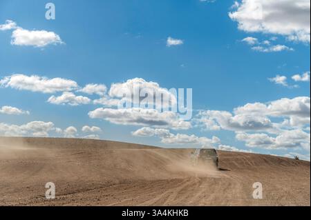 Agafay Desert, Marokko - 16. Februar 2025: Reisende erleben den Nervenkitzel einer Offroad-Erkundung durch das raue Gelände der Agafay Desert. Stockfoto