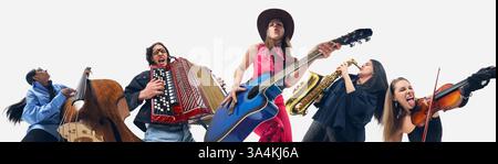 Set aus drei Personen, junger Mann, der Akkordeon spielt, und zwei Frauen, die mit Violine, Gitarre und Kontrabass auf weißem Hintergrund auftreten. Stockfoto
