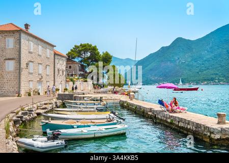 Strandpromenade und kleiner Bootshafen in Perast. Montenegro Stockfoto